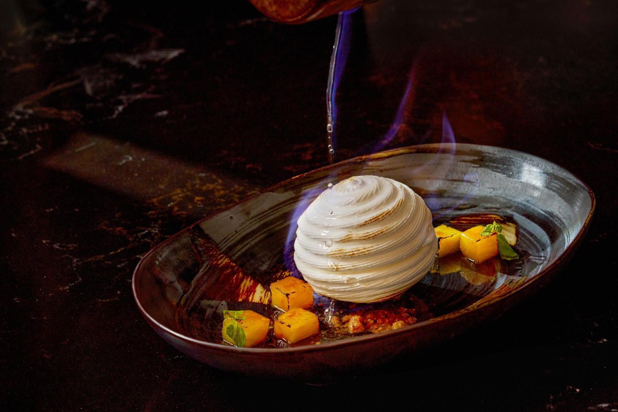 W Singapore - Sentosa Cove Kültér fotó A dessert prepared with liquid nitrogen